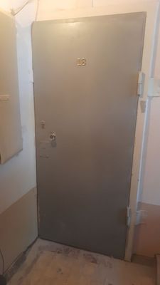 Продам железную дверь б у. и дверь МДФ