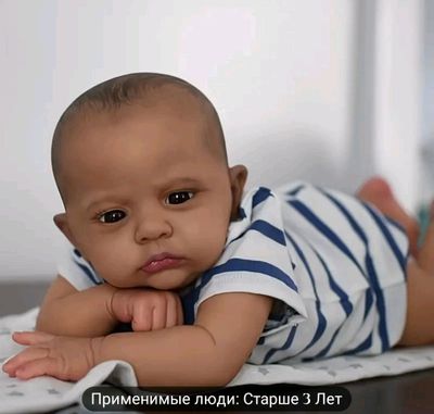 кукла Reborn Baby с темно-коричневой кожей.