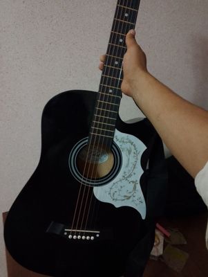Akustik Gitara sotiladi, yangi olingan bir qancha narsalari qo'shib be