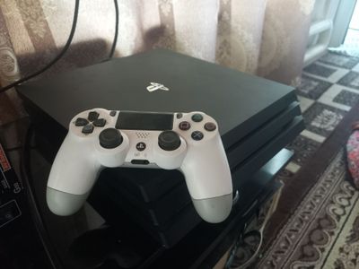 PS4 pro tiniq holati ideal yangi 1TB hotirasi plombasi bor 13ta o'yinl