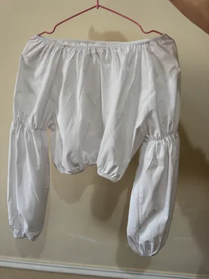 Белая кофта с открытыми плечами