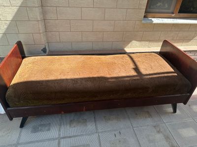 Продается кровать, одноместная, компактная.
