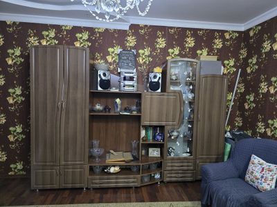 Стенка-горка, диван 2 кресла, стеклянный стол +4стула