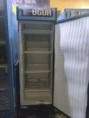 Vetrina holodilnik sotiladi.