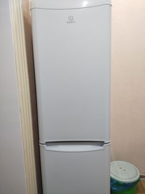 Indesit холодильник сотилади