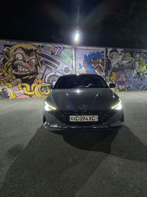 Hyundai Elantra Sotiladi