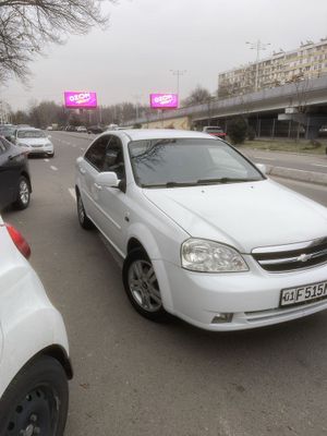 lacetti 1.8 sotiladi