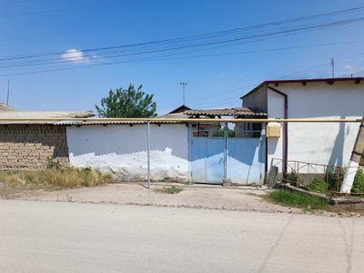 Сырдарё шахрида 14 сотих, 5 хонали ховли уй сотилади.