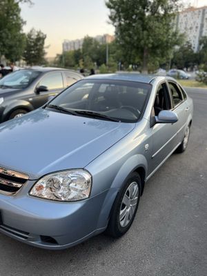 Lacetti 1.8 sotiladi