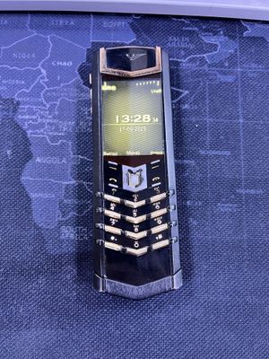 Vertu Signature model