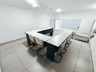 Tayyor o'quv xonalari mebellari bilan