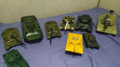 Набор игрушечных танков, в хорошем состоянии