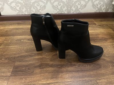 Сапоги на высоких каблуках