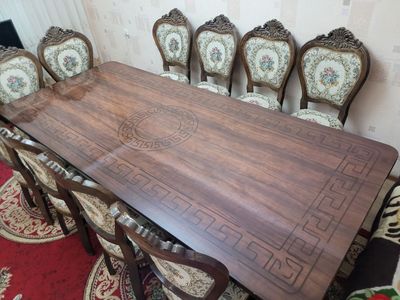 Стол с 12 стульями.