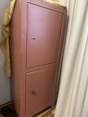 Железный сейф для документов и ценностей.