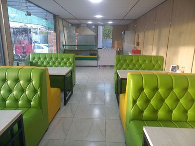 Yumshoq mebel stoli bilan