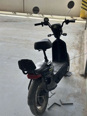 Skutr 50 kilometr yiradi bita zaryat bilan