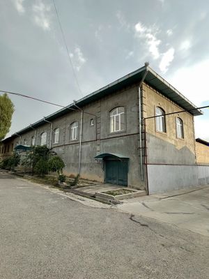 Hovli uy sotiladi