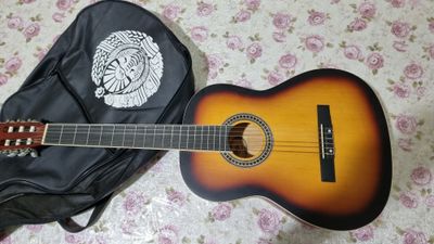 Yangi gitara sotiladi