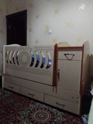Детская кровать с тумбочкай и люлькай