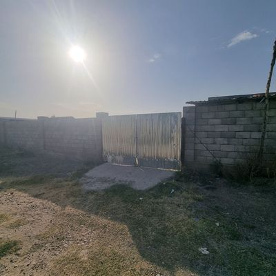 Участок с недостроенным домом.