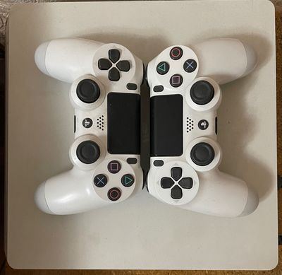 Sony PlayStation 4 + 2 диска в подарок