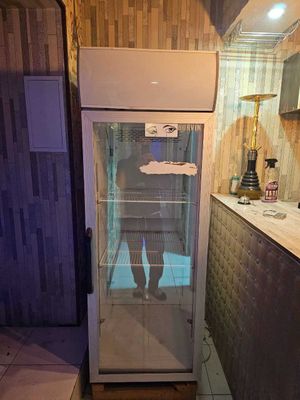 Продается холодильник витриной