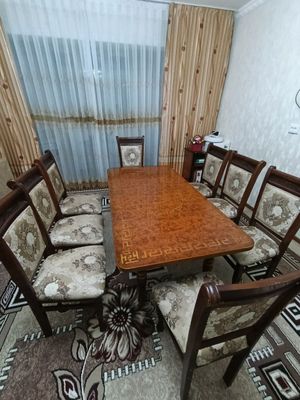 Стол и стулья для дома.