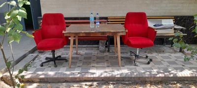 Продаётся стол с креслами в комплекте