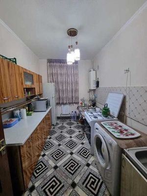 Uy sotiladi 3 xonalik kvartira 84 m/kv 2-qavatda sentrda yo'l yuzida