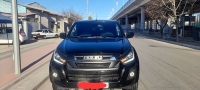 ISUZU D MAX OKSUS Qora. 2023 yil Qora. 2023 yil99 9