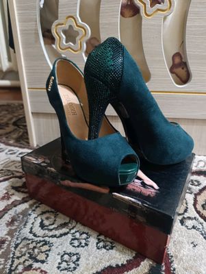 bu tofilka 1marta kiyilgan razmeri 38