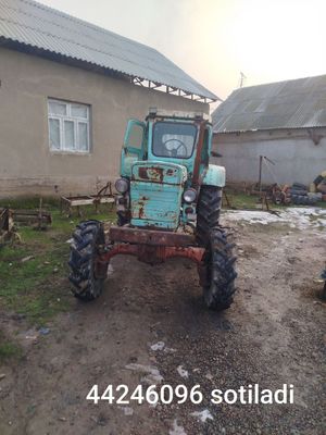 T 40 traktor sotiladi.