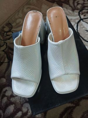 Baland poshnali oyoq kiyim