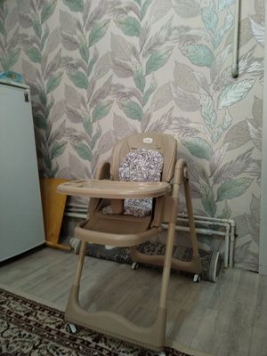 Детское кресло для питания детей.