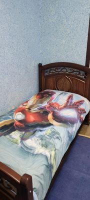 детская кровать и кровать для взрослых