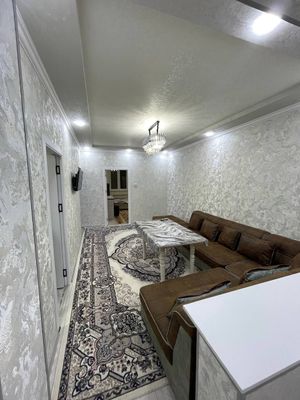 Chilonzor metro yonida oila qizlarga