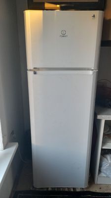 Продаётся холодильник-морозильник Indesit
