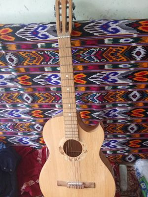 Gitara darxtdan qilingan