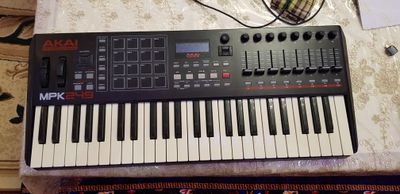 AKAI MPK249 midi klavish