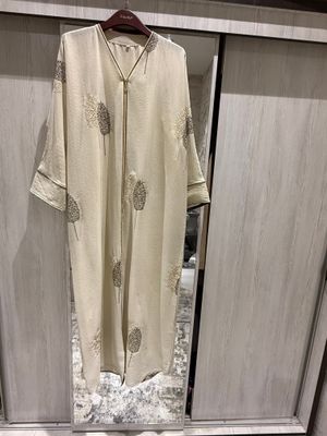 Sotiladi oq 400ming qorasi 350ming Xolati yengi