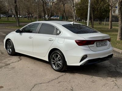 KIA Cerato avtomat Lux 2 pazitsiya srochno sotiladi