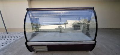 Vitrina xolodilnik tort uchun