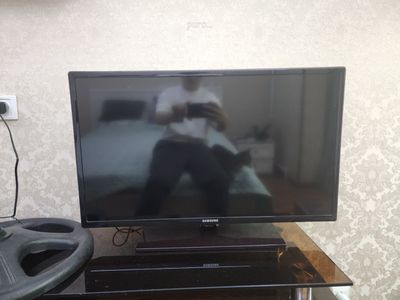 Продается телевизор + шкавчик в добавок