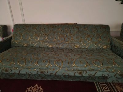 Divan va ikkta kreslo sotiladi