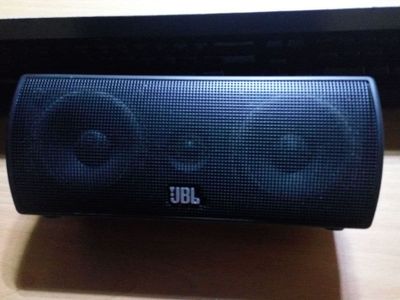 Комплект колонок JBL для домашнего кинотеатра.