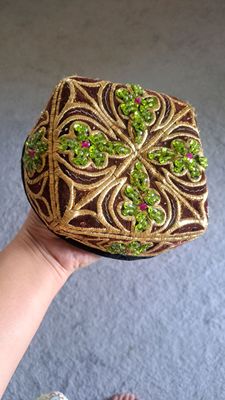 kelinlar uchun bosh kiyim sotiladi