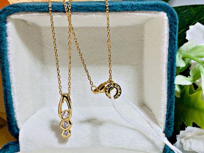 золотая подвеска – кулон с бриллиантами и цепочкой модели BVLGARI