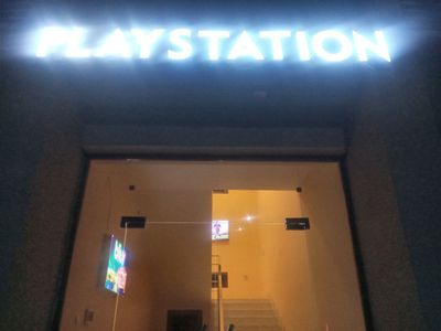 PlayStation klub barcha jixozlari bilan sotiladi.l