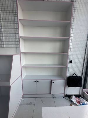 Mebel sotiladi savdo doʻkoni uchun.